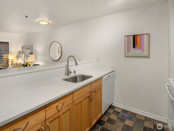 1616 Summit Avenue N203, Seattle WA 98122