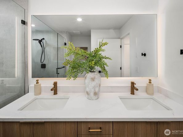 937 N 87th Street A, Seattle WA 98103