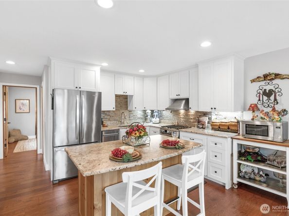 24215 75th Avenue SE, Woodinville WA 98072