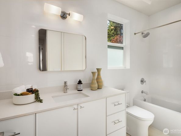 817 18th Avenue W, Kirkland WA 98033