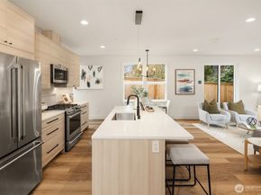 817 18th Avenue W, Kirkland WA 98033