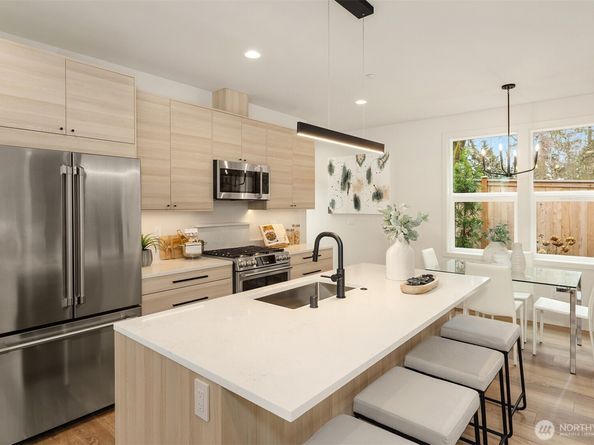 817 18th Avenue W, Kirkland WA 98033