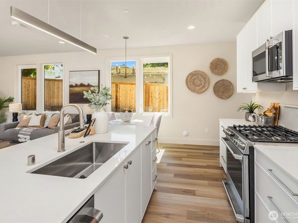 817 18th Avenue W, Kirkland WA 98033