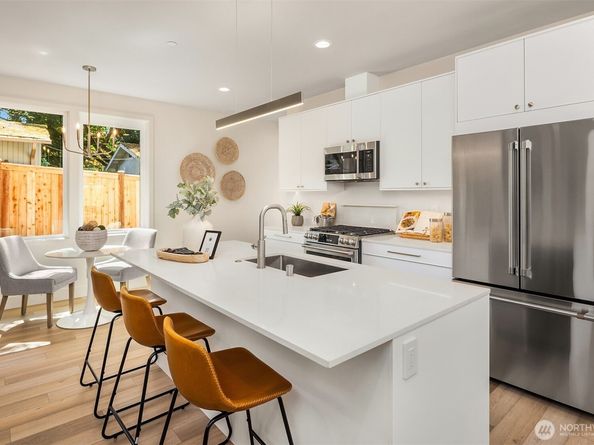 817 18th Avenue W, Kirkland WA 98033