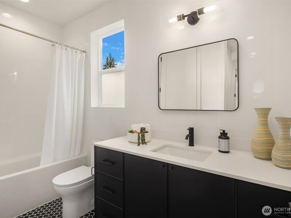 817 18th Avenue W, Kirkland WA 98033