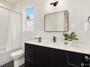 817 18th Avenue W, Kirkland WA 98033