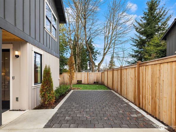 817 18th Avenue W, Kirkland WA 98033