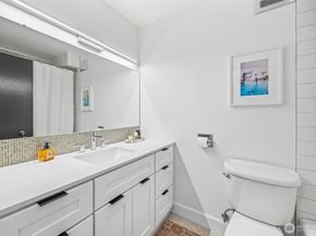 521 5th Avenue W 402, Seattle WA 98119