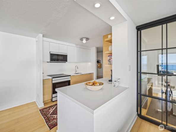 521 5th Avenue W 402, Seattle WA 98119