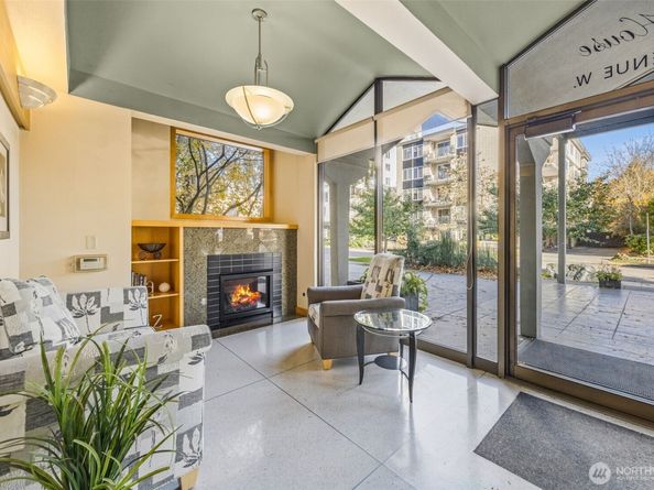 521 5th Avenue W 402, Seattle WA 98119