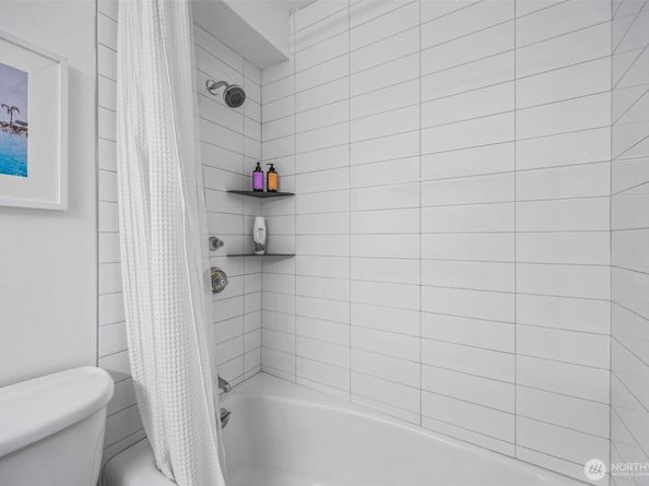 521 5th Avenue W 402, Seattle WA 98119