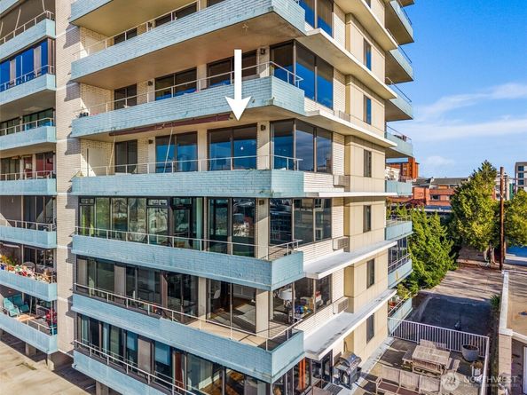 521 5th Avenue W 402, Seattle WA 98119