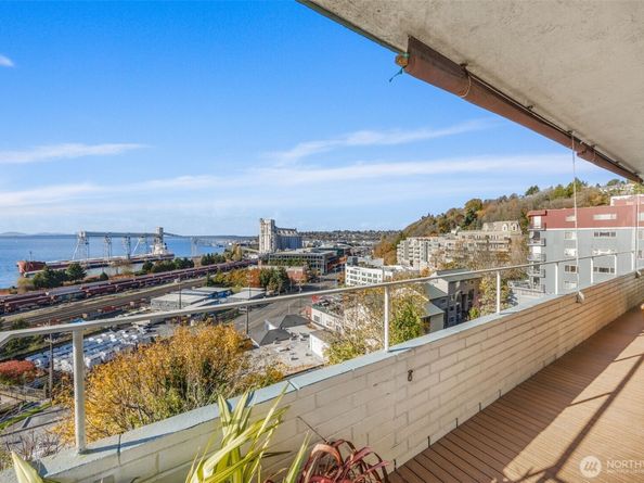 521 5th Avenue W 402, Seattle WA 98119