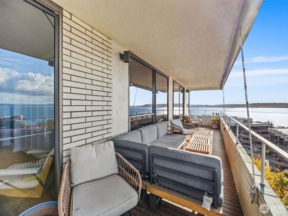 521 5th Avenue W 402, Seattle WA 98119