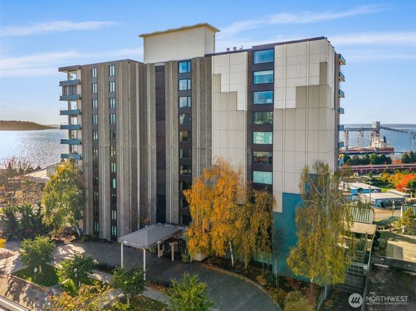 521 5th Avenue W 402, Seattle WA 98119