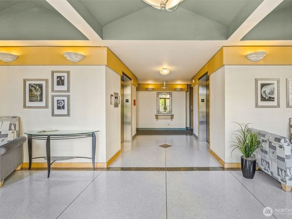 521 5th Avenue W 402, Seattle WA 98119