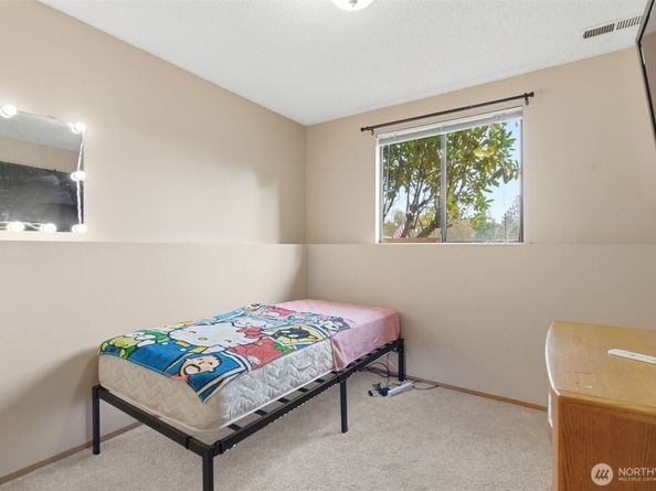 400 Falcon Court NE, Bremerton WA 98311