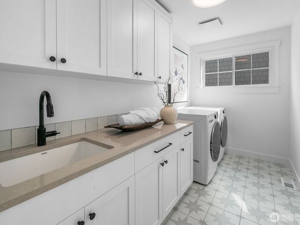 210 35th Avenue E, Seattle WA 98112