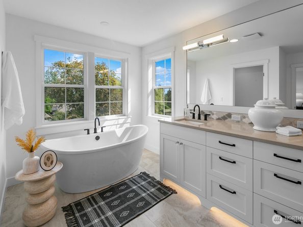 210 35th Avenue E, Seattle WA 98112