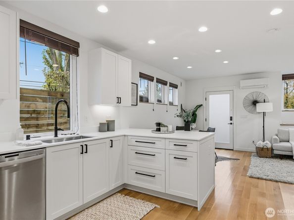 225 24th Avenue, Seattle WA 98122