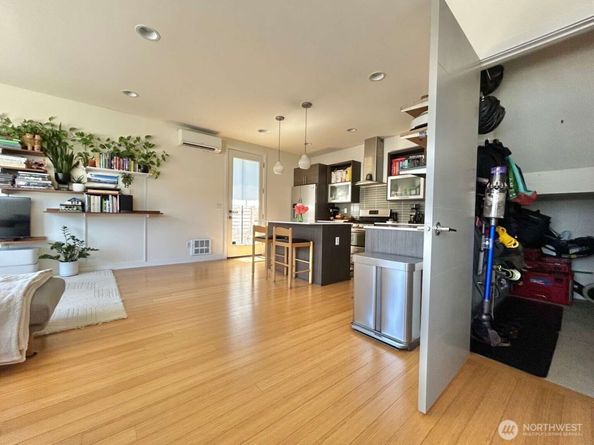 4852 40th Avenue SW B, Seattle WA 98116