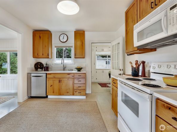 16003 15th Avenue SW, Burien WA 98166