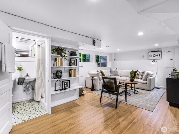 5731 17th Avenue NE, Seattle WA 98105