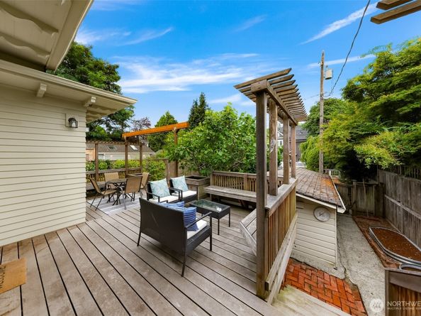 5731 17th Avenue NE, Seattle WA 98105