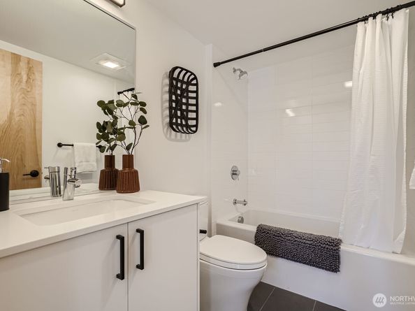 511 Howe Street B, Seattle WA 98109