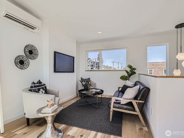 511 Howe Street B, Seattle WA 98109