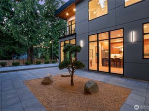 2435 109th Avenue SE, Bellevue WA 98004
