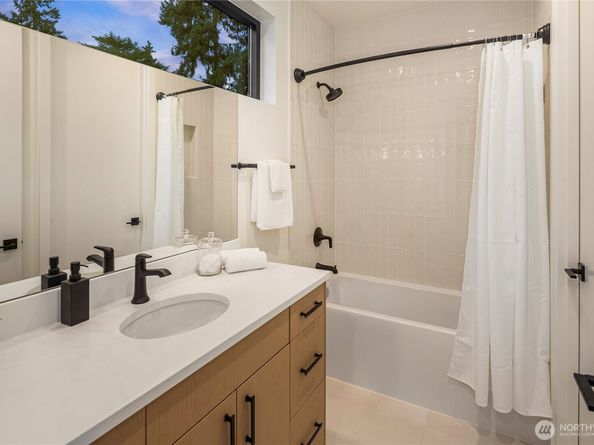 2435 109th Avenue SE, Bellevue WA 98004