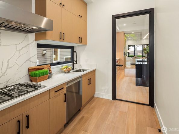 2435 109th Avenue SE, Bellevue WA 98004