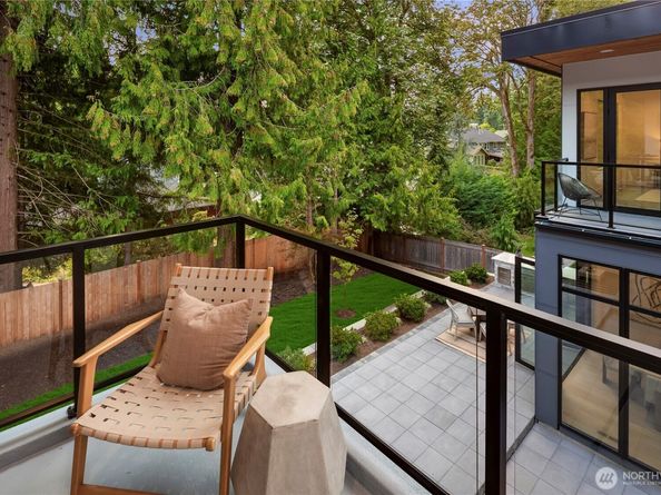 2435 109th Avenue SE, Bellevue WA 98004