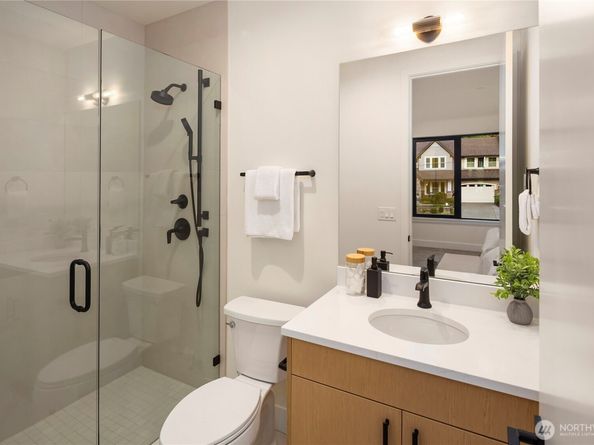 2435 109th Avenue SE, Bellevue WA 98004