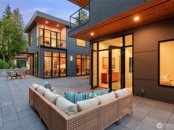 2435 109th Avenue SE, Bellevue WA 98004