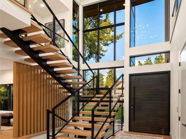 2435 109th Avenue SE, Bellevue WA 98004