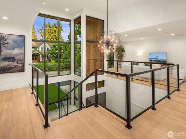 2435 109th Avenue SE, Bellevue WA 98004