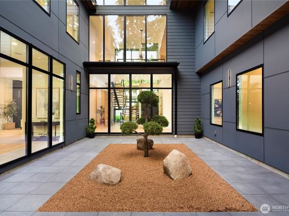 2435 109th Avenue SE, Bellevue WA 98004