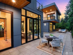 2435 109th Avenue SE, Bellevue WA 98004