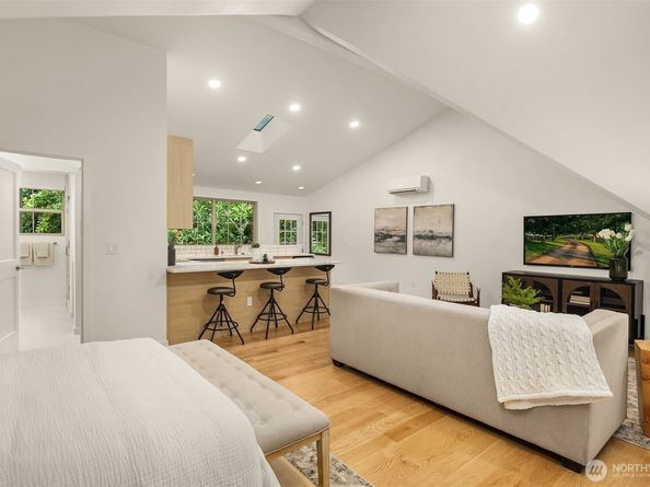 5222 W Mercer Way, Mercer Island WA 98040