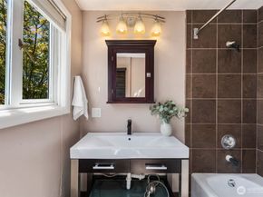 340 NE 53rd Street, Seattle WA 98105