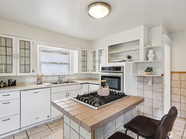 4437 46th Avenue SW, Seattle WA 98116