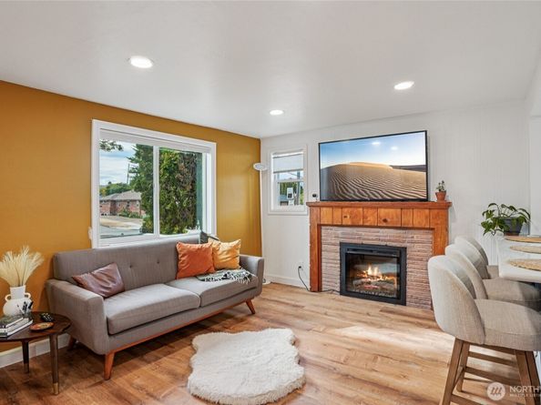 6902 35th Avenue SW, Seattle WA 98126
