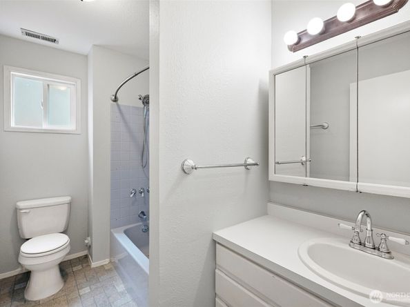 1423 212th Place SW, Lynnwood WA 98036