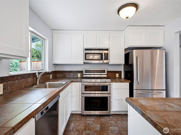 1423 212th Place SW, Lynnwood WA 98036