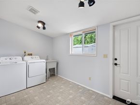 1423 212th Place SW, Lynnwood WA 98036