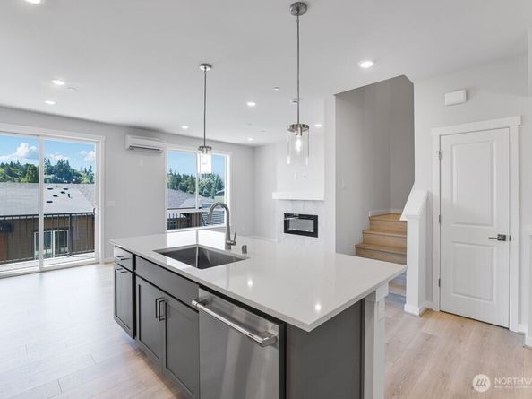 13217 NE 127th Court C, Kirkland WA 98034