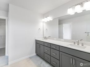 13217 NE 127th Court C, Kirkland WA 98034