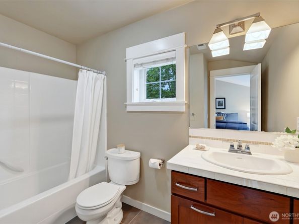 5807 B 55th Avenue NE, Seattle WA 98105